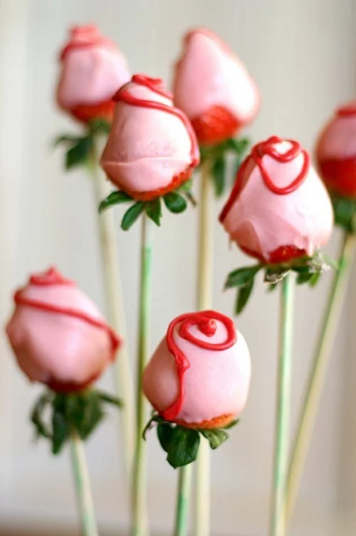 DIY Valentinstag romantische Tischdeko Erdbeeren Zucker Dekoration