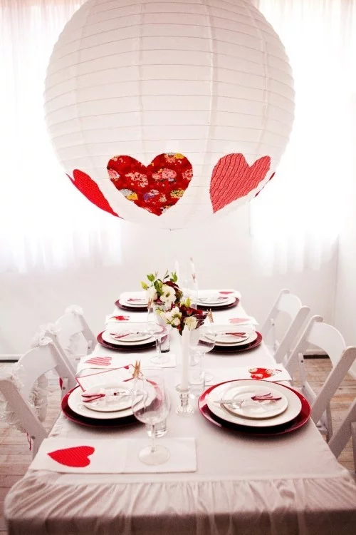 DIY Valentinstag romantische Tischdeko Herzen florale Muster