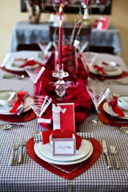 DIY Valentinstag romantische Tischdeko Herzen rote Akzente
