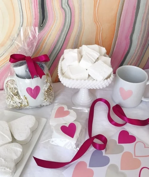 DIY Valentinstag romantische Tischdeko Herzen verschiedene Farben