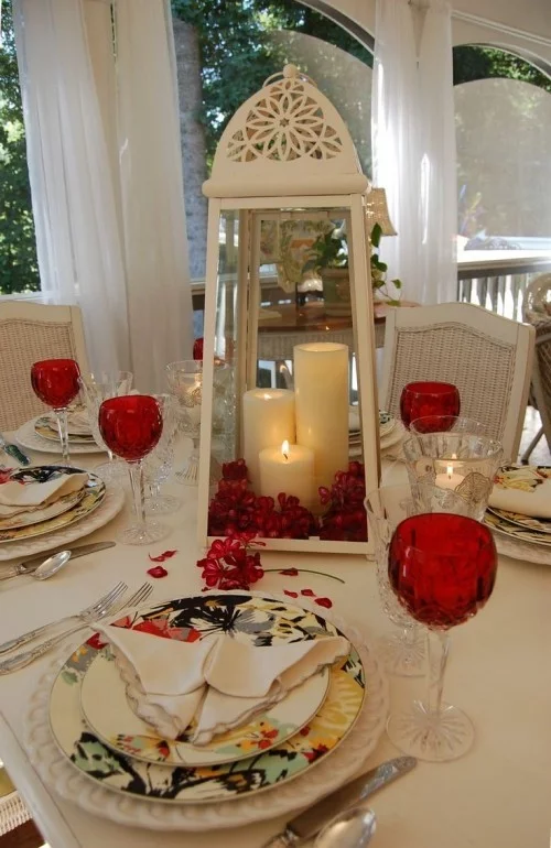 DIY Valentinstag romantische Tischdeko Laterne rote Gläser