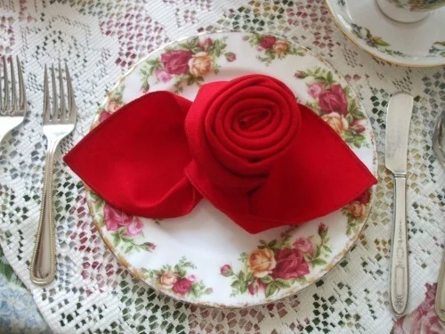 DIY Valentinstag romantische Tischdeko Servietten falten Ideen