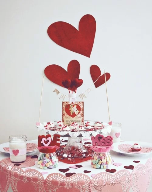 DIY Valentinstag romantische Tischdeko Süßigkeiten ausgefallene Tischdecke