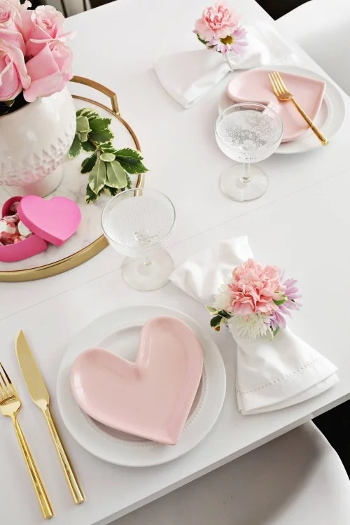 DIY Valentinstag romantische Tischdeko Teller rosa Herzen