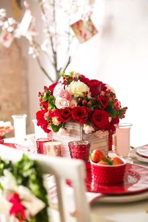 DIY Valentinstag romantische Tischdeko Windlichter rote Rosen