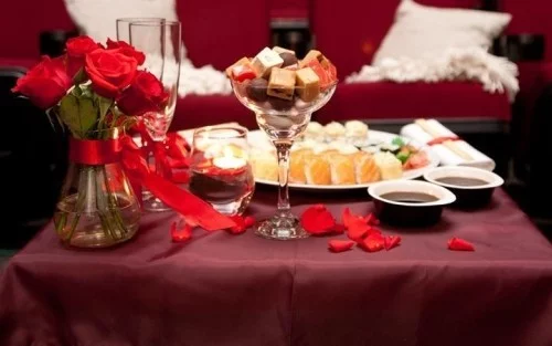 DIY Valentinstag romantische Tischdeko dunkelrote Tischdecke