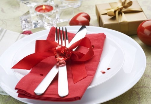 DIY Valentinstag romantische Tischdeko elegante Tischdeko weißer Teller rote Serviette