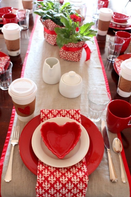 DIY Valentinstag romantische Tischdeko frische dekoideen Rot Weiß