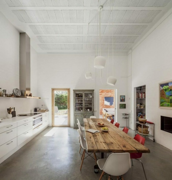 betonboden helle wände rustikaler esstisch rote stühle küche