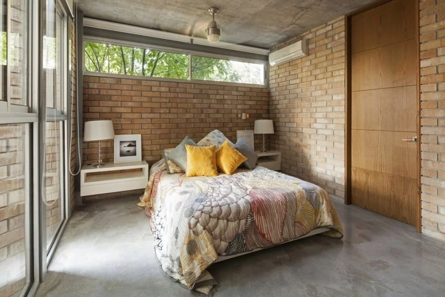 betonboden kleines schlafzimmer ziegelwand