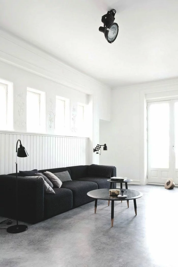 betonboden wohnzimmer minimalistisch schwarzes sofa
