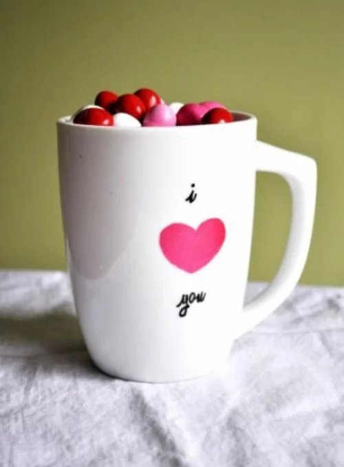diy valentinsgeschenk diy valentinstag tasse mit bonbons bunt