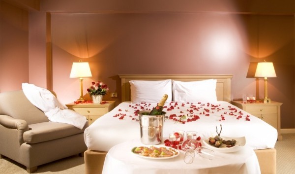 diy valentinstag schlafzimmer dekorieren rosenblätter