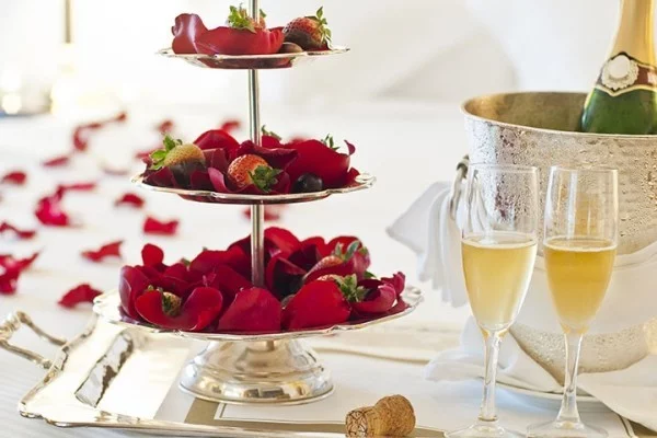 diy valentinstag schlafzimmer dekorieren sekt erdbeeren