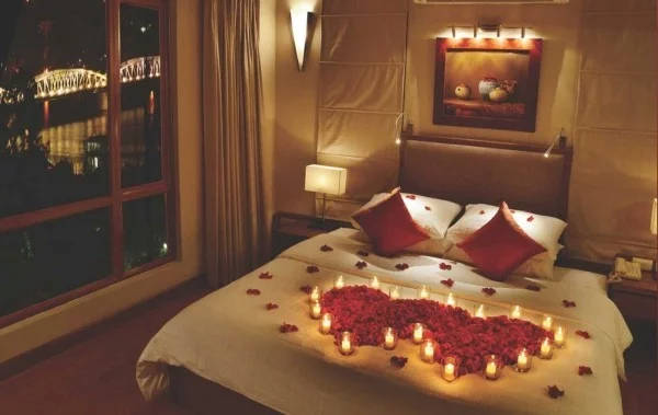 diy valentinstag sinnlich schlafzimmer dekorieren kerzen rosenblütenblätter