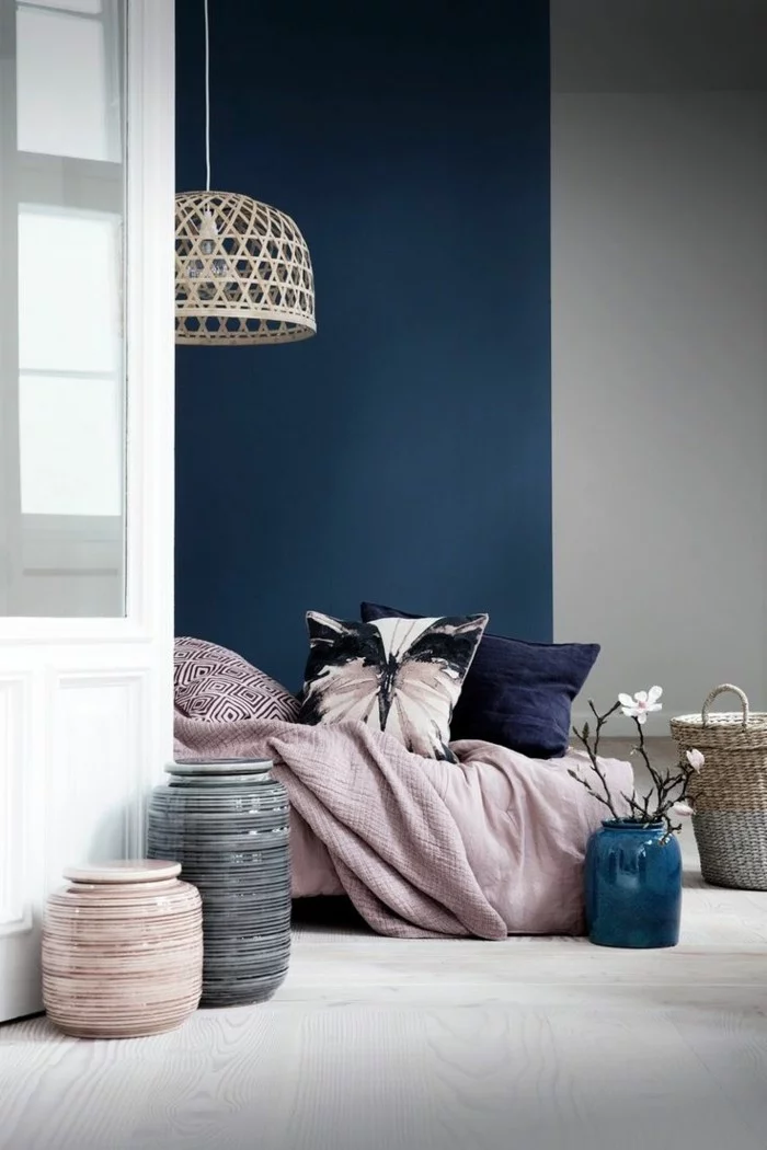 dunkelblau wandfarbe lavendel tagesdecke schlafzimmer farben ideen