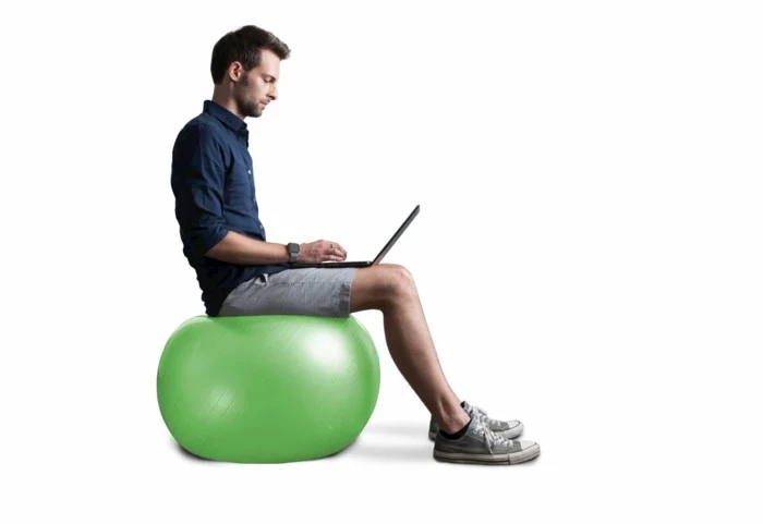 ergonomisch sitzen sitzball gymnastik mann laptop
