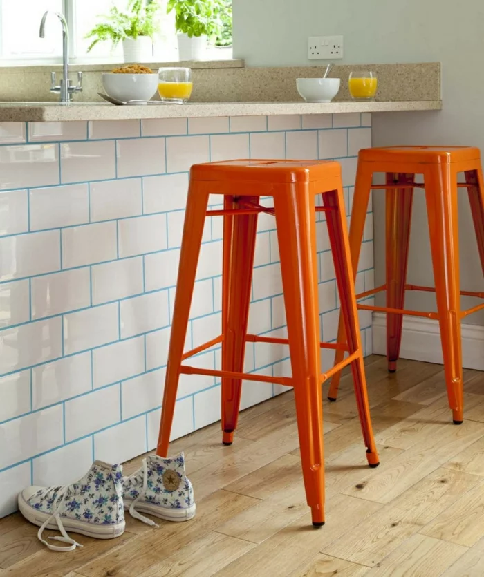 farbgestaltung tangerine trandfarbe muster schlafzimmer ideen barhocker
