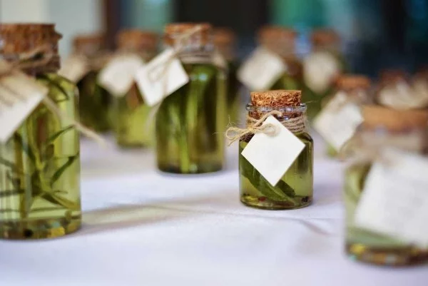 Olivenöl mit Rosmarin in Fläschchen 