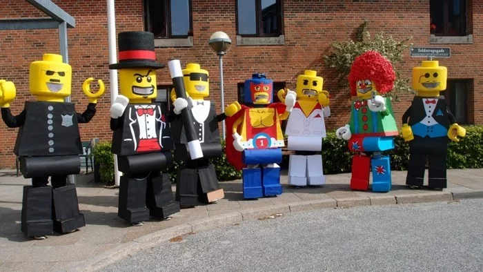 Lego Steine als Figuren am Karneval