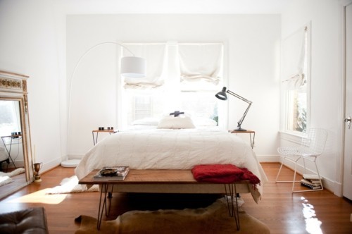 ideen schlafzimmer eklektisch schlafzimmerbank fellteppich weiße wände
