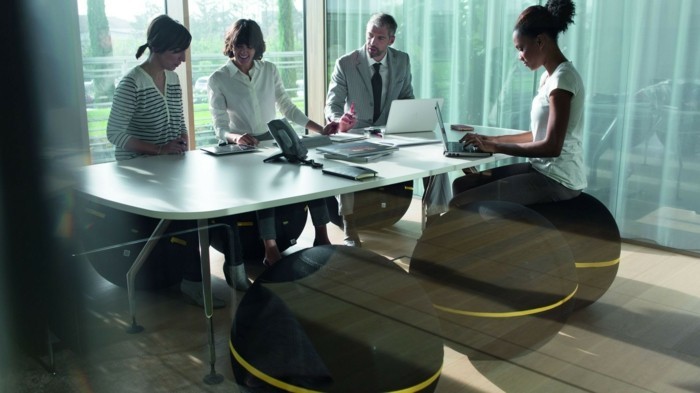 innovatives ergonomisches sitzen im büro gymnastikball sitzball