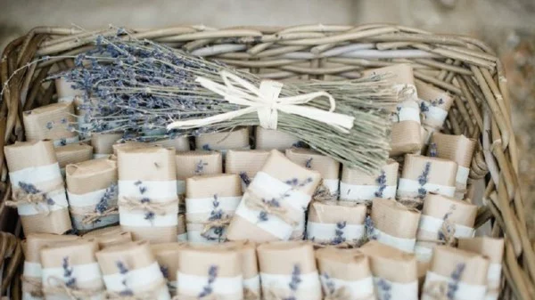DIY Seife mit Lavendel als Gastgeschenke zur Hochzeit 