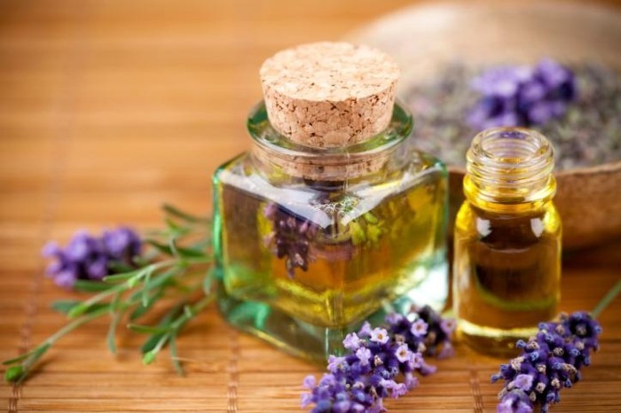 lavendelöl selber machen mit olivenöl und frischen blüten in glas