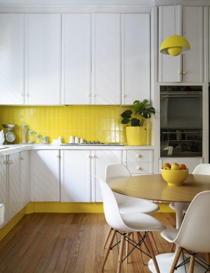 metrofliesen gelbe wandfliesen küche holzboden weiße küchenschränke