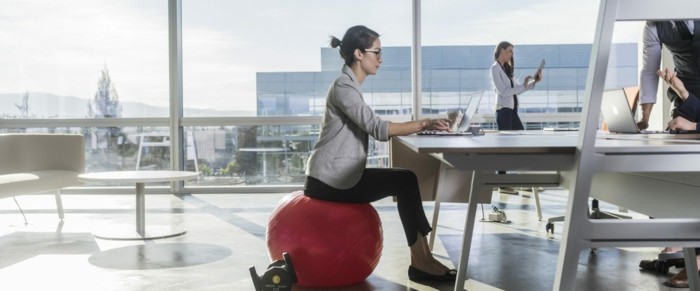 modernes büro gymnastikball sitzball ergonomie im office