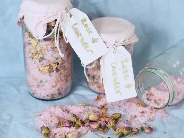 DIY Badesalz mit Rosen und Lavendel als Gastgeschenk im Glas 