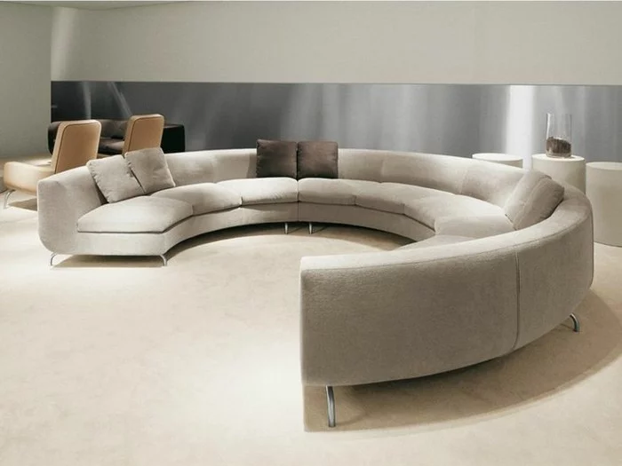rundes sofa beige stilvolle dekokissen heller teppichboden