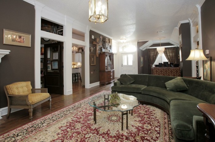 rundes sofa grün schick gemütliches wohnzimmer farbiger teppich