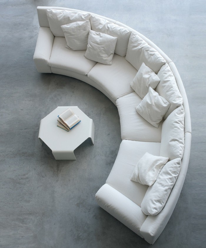 rundes sofa weißes rundsofa weiße dekokissen weißer couchtisch