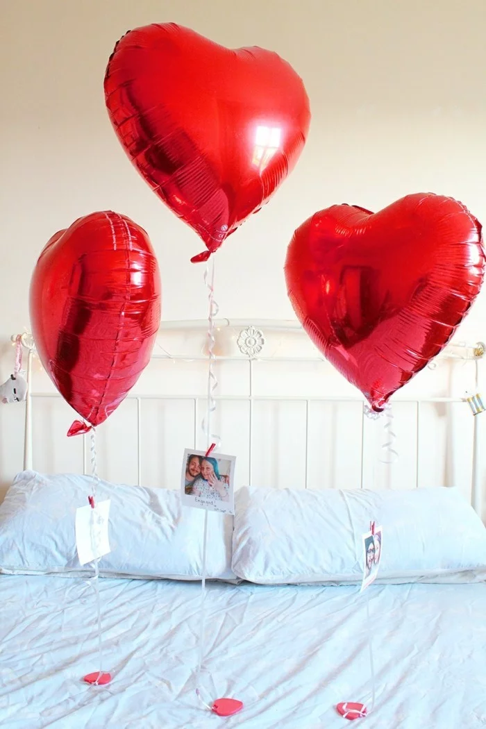 valentinstagsgeschenk ballons mit fotos bett dekorieren