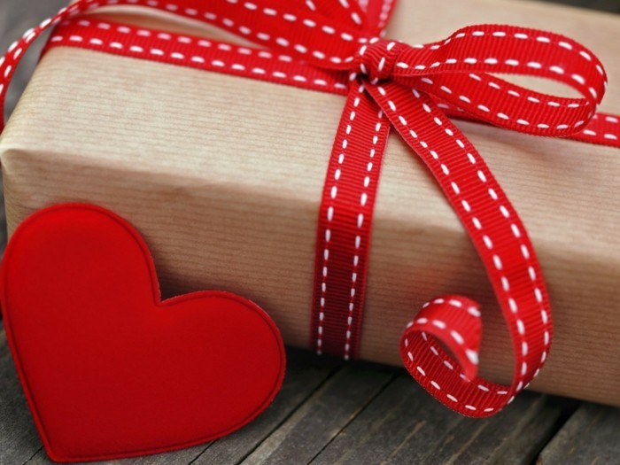 valentinstagsgeschenk schön verpackte kiste mit geschenk