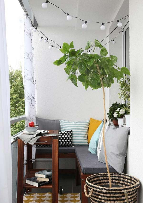 Balkon Garten mit möbeln und dekorative pflanzen