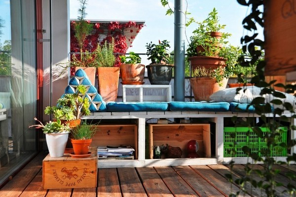 Balkon Garten mit selkbstgemachten möbeln
