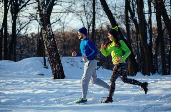 Jogging im Schnee bei jedem Wetter viel Sport treiben Tipps für mehr Schlaf