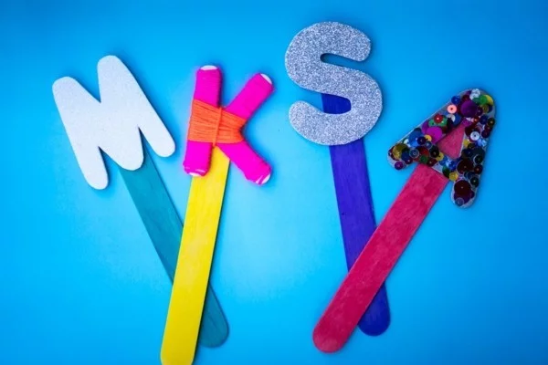 Lesezeichen basteln mit Kindern - Eisstiel mit Buchstaben