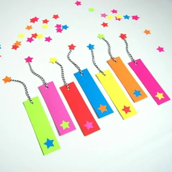 Lesezeichen basteln mit Kindern - Buntpapier mit hängenden Sternchen