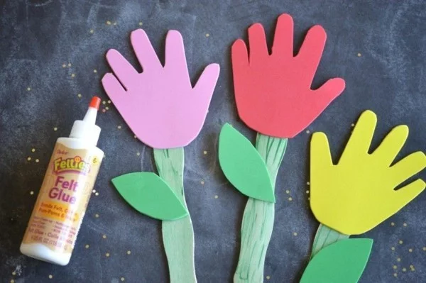 Lesezeichen basteln mit Kindern Kinderhand Handfläche