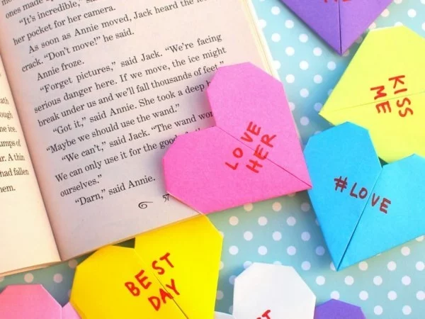 Lesezeichen basteln mit Kindern - farbige Lesezeichen Herzen