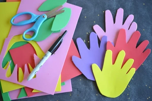 Lesezeichen basteln mit Kindern bunte Kinderhände ausschneiden