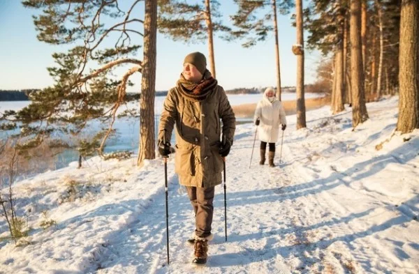 Nordic Walking im Winter wirkt gegen Winterdepression