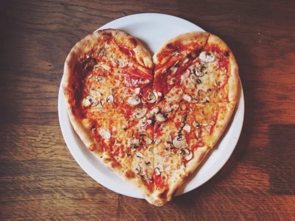 Valentinstag zu zweit zelebrieren Pizza in Herzform