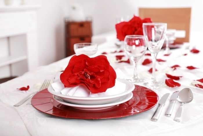 esstisch dekorieren geschirr rot weiß rosenblüten