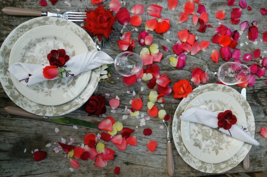 esstisch dekorieren valentinstag ideen rossenblätter
