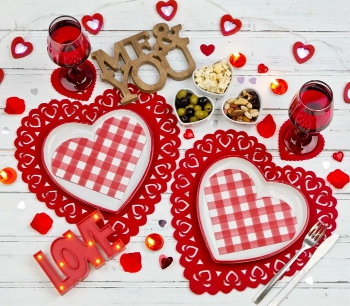 esstisch dekorieren valentinstag romantisch herzen figuren
