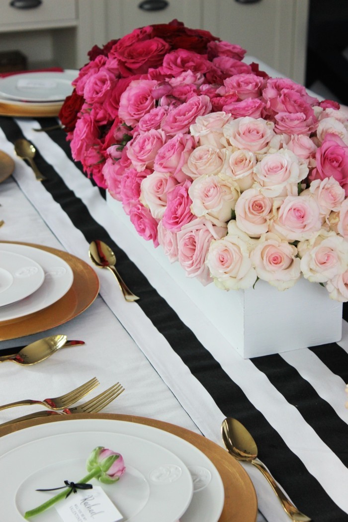 esstisch dekorieren valentinstag rosen tischläufer weiß schwarz